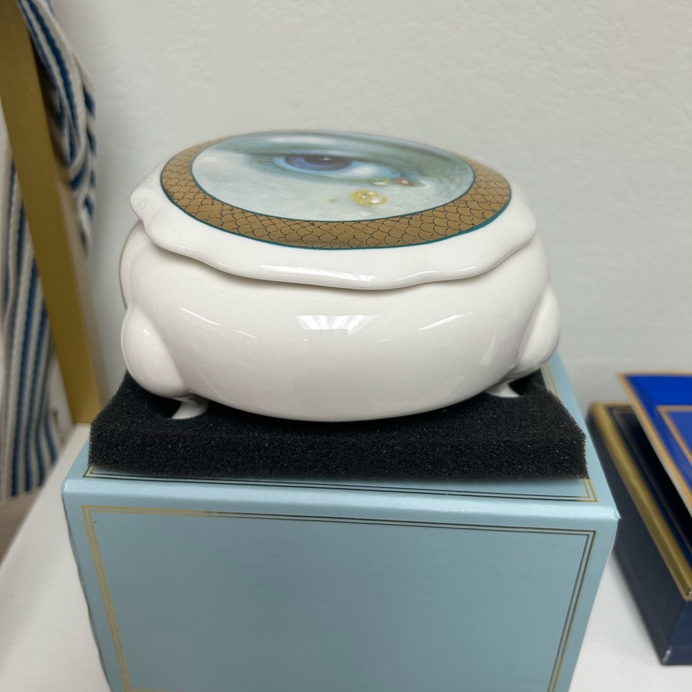 Ceramic trinket